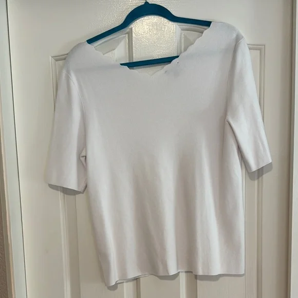 Elegant White V-Neck Women's Top - Picture 3 of 5